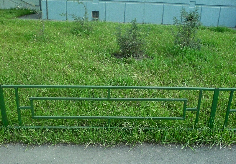 Пример №1 газонного ограждения от компании ООО «СтальЛ» sl-msk.com собственное изготовление и монтаж ограждений из металла и нержавейки г. Москва тел: +7 (495) 532-86-15