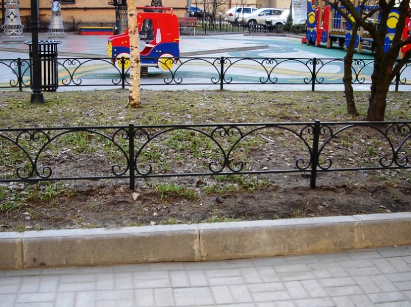 Пример №11 газонного ограждения от компании ООО «СтальЛ» sl-msk.com собственное изготовление и монтаж ограждений из металла и нержавейки г. Москва тел: +7 (495) 532-86-15